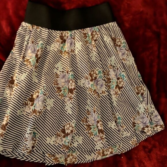 3/$20! Flowy Floral & Striped Cotton Lined Skirt - Picture 1 of 4